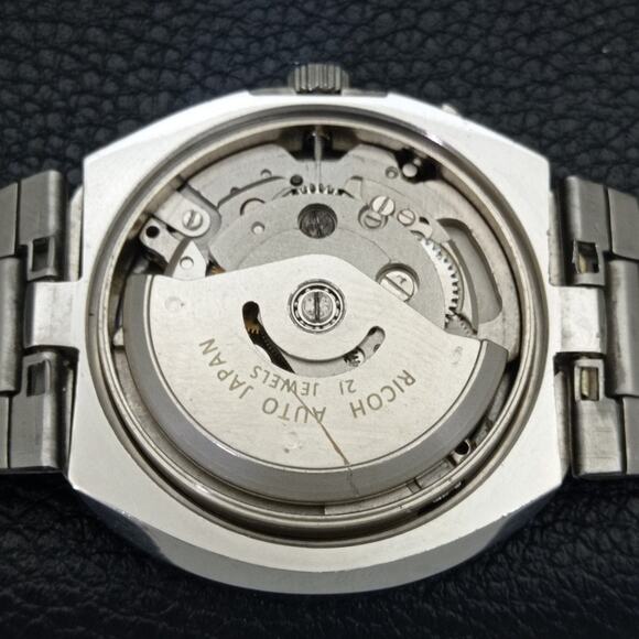 Vintage 1972 Ricoh Automatic Mens Silver Watch W/daydate & Red accents - Picture 9 of 10